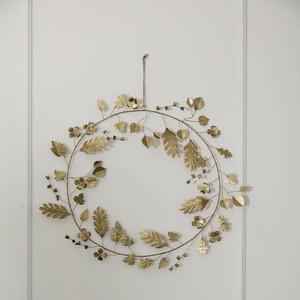 Couronne élégante en métal doré avec des feuilles de chêne détaillées et une corde de suspension en jute, idéale pour la décoration murale festive. - Product Image 1