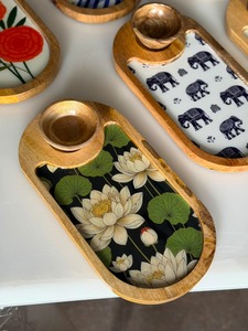 ถาดเสิร์ฟไม้ลายดอกบัวสีขาวพร้อมชาม ถาดไม้พร้อมชามทองเหลือง ผิวขัดเงา ขนาดปรับแต่งได้สำหรับเทศกาล - Product Image 4
