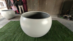 กระถางต้นไม้ทรงกลม ไฟเบอร์กลาส น้ำหนักเบา ทนทาน ดีไซน์ทันสมัย คลาสสิก สำหรับแขวน ตกแต่งบ้าน ใช้ภายนอกอาคาร ผลิตโดย KNT Creations รุ่น Maharashtra - Product Image 4