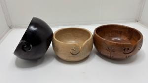 Cuenco de madera artesanal diseñado para mantener el hilo seguro y organizado mientras se teje, se hace crochet y se crean proyectos hechos a mano. - Product Image 4