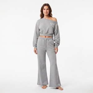 Conjunto de dos piezas para mujer: Sudadera corta de algodón con capucha y hombros caídos, y pantalón jogger de pierna ancha con puños acanalados. - Product Image 5