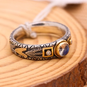 Anillo de banda vintage de plata 925 oxidada con bisel de oro de 18 quilates, piedra lunar azul natural y diamantes, de Memoria Jewels, al por mayor - Product Image 3