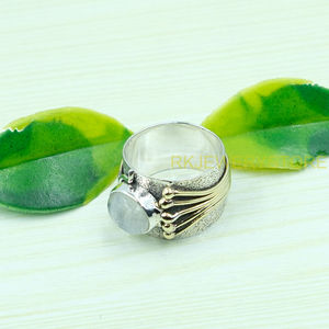 Bague en Pierre de Lune Bleue Effet Feu, en Argent Sterling 925 Massif avec Anneau en Laiton, Bague Statement Faite à la Main Martelée, Bijou en Pierre de Lune, Cadeau - Product Image 4