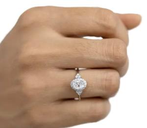 Anillo de Promesa con Halo de Diamantes Cultivados en Laboratorio, Piedra Central Ovalada y Piedras Laterales Redondas, en Plata de Ley 925 y Oro de 10K/14K, Venta al Por Mayor - Product Image 6