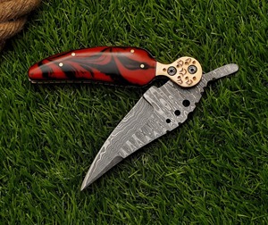 Cuchillo plegable de camping de grado industrial/DIY hecho a mano, de 7.5 pulgadas, con mango de resina y acero de Damasco, con funda de cuero. - Product Image 4