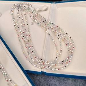 Collier polyvalent en perles d'eau douce de 3-4 mm, luxe simple avec cristaux colorés, accessoires doux, cool et ludiques - Product Image 1