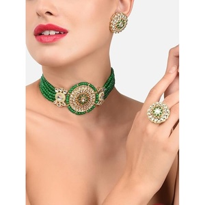 Parure de bijoux vintage en alliage plaqué or pour femme, avec collier, boucles d'oreilles et bague, ornée de cristaux verts et de pierres Kundan, idéale pour les fêtes - Product Image 1