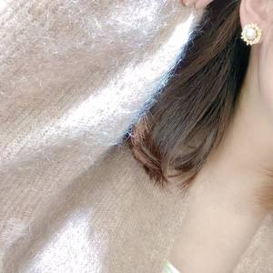 Boucles d'oreilles originales de style niche, élégantes et rétro à la française, en perles d'eau douce avec couronne de fleurs rotative, beauté naturelle - Product Image 4