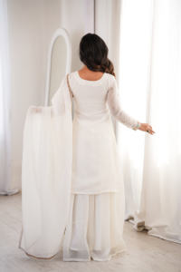Conjunto Sharara Blanco Estilo Bollywood con Bordado y Tela de Lujo para Fiestas de Mujeres Indias y Pakistaníes - Product Image 2