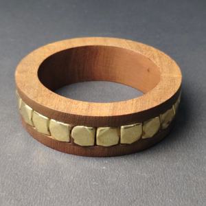 Brazalete de Madera Artesanal con Tachuelas Hexagonales de Latón Facetadas - Pulsera de Madera Estilo Industrial - Pieza Étnica de Alta Resistencia - Product Image 4