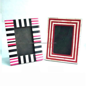 Juego de Marcos de Fotos de Madera Hechos a Mano con Rayas Blancas, Negras y Rosas y Borde Rojo, Arte Moderno en Resina, Decoración para el Hogar - Product Image 1