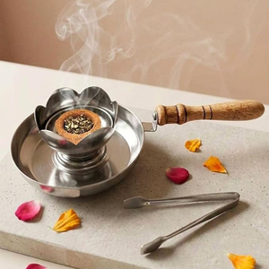Brûleur d'encens élégant en métal avec poignée en bois, écran à charbon festonné et mini-pinces pour la décoration intérieure et l'aromathérapie - Product Image 6