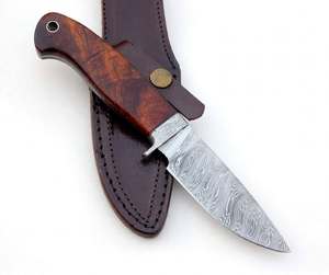 Couteau utilitaire compact artisanal en acier Damas, lame fixe, manche en bois, outil de découpe extérieur avec étui en cuir - Product Image 3
