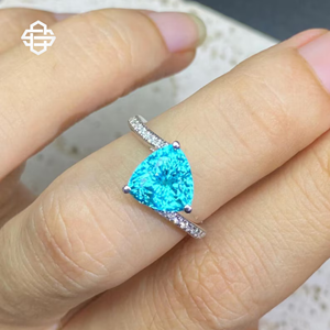 Anillo de compromiso de oro blanco de 18 quilates con diamante azul talla trillón y diseño floral para fiesta - Product Image 1