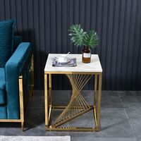 Table d'appoint carrée de luxe en acier au design personnalisé avec plateau en marbre moderne et finition dorée pour salons/salles de séjour