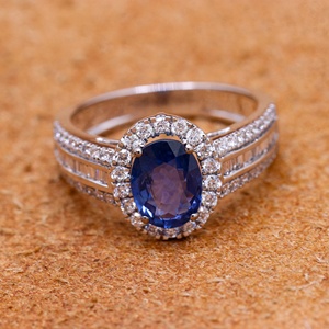 Bague de fiançailles en or blanc 18 carats avec halo de saphir bleu ovale naturel |   Bijoux fins avec accents de diamants, cadeau pour femmes - Product Image 1