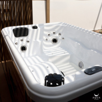 Bain de massage autoportant moderne et compact en acrylique pour 2 personnes avec éclairage LED, sièges confortables et jets d'hydrothérapie à air, extérieur