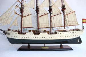 Maqueta de Barco de Madera Maciza de Juan Sebastián de Elcano - Arte Popular Pintado a Mano, Forma Irregular, Decoración para el Hogar - Product Image 2