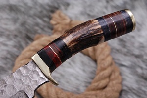Cuchillo de caza hecho a mano de acero de Damasco de A&M ENTERPRISES con mango de cuero apilado y cuchillos utilitarios de grado industrial - Product Image 2