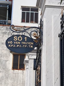 Plaque de numéro de maison traditionnelle en fer forgé, ovale noire avec lettres dorées, pour usage extérieur, hôtel, villa, design graphique - Product Image 1