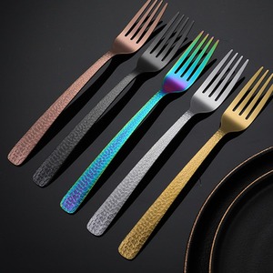 Ensemble de fourchettes élégantes et uniques de qualité supérieure avec manche martelé et revêtement PVD pour événements - Product Image 2