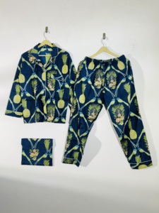 Conjunto de Pijama con Estampado Tropical Azul Marino |   Ropa de Casa de Algodón para Mujer |   Conjunto de Ropa de Dormir Pineapple Bird - Product Image 1
