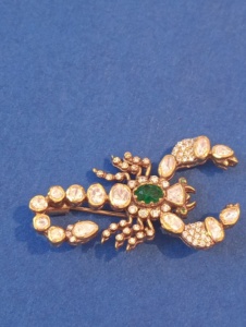 เข็มกลัดรูปแมลงชุบทองประดับคริสตัลไรน์สโตนทรงมรกตสีเขียวจาก Amaira Jewels ของขวัญสำหรับทุกเพศ ใช้เป็นเครื่องประดับแฟชั่น - Product Image 5