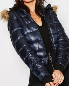 Veste matelassée blanche personnalisée pour femme avec capuche en fausse fourrure, manteau d'hiver chaud, veste à capuche tendance, nouvelle collection stylée - Product Image 1
