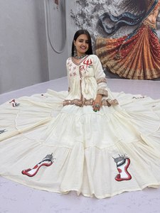 Ensemble indien pakistanais en coton pur brodé ivoire, longue robe lehenga, col halter, sans manches, longueur ras du sol, séchage rapide - Product Image 1