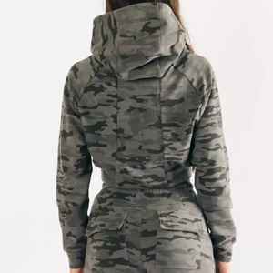 Conjunto de dos piezas con estampado de camuflaje para mujer, chándal de camuflaje personalizado, conjunto de punto para mujer, sudadera corta con cremallera y pantalones deportivos. - Product Image 5