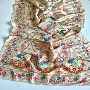 VASTRA COTTAGE Saf Naylon Viskoz Yumuşak İpek Jakarlı Kumaş, Jari Dokuma Dijital Paşmina Baskılı Swarovski İşlemeli Saree - Product Image 6