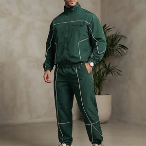 โรงงานผลิตเสื้อผ้าแบบ OEM/ODM รับผลิตเสื้อแจ็คเก็ตกันลมสำหรับผู้ชายแบบสั่งทำพิเศษ พร้อมกางเกงไนลอน พิมพ์ลายสะท้อนแสง 3M - Product Image 1