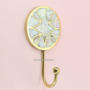 Gancho de colgar de color negro, de hierro y metal, con diseño de forma irregular, utilizado para colgar ropa, toallas, abrigos, como decoración de pared. - Product Image 6