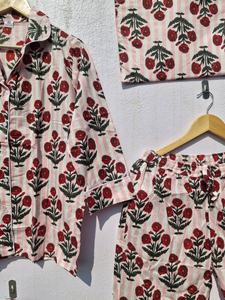 Conjunto de Pijama de Algodón con Estampado Floral para Mujer |   Traje de Dormir Indio a Rayas Hecho a Mano |   Ropa de Casa de Muselina Suave - Product Image 3