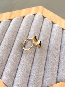 Bague ouverte ajustable en tourmaline noire naturelle plaquée or, faite à la main, bijou statement en cristal noir pour femme, vente en gros - Product Image 5