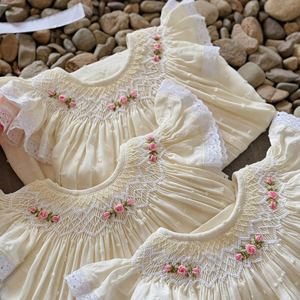 Robe pour bébé fille en lin doux, style floral, broderie artisanale, smockage, fabrication vietnamienne, design personnalisé OEM - Product Image 1