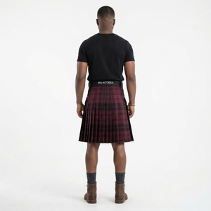 Kilt unisexe noir à carreaux utilitaire avec panneaux cargo, multi-poches, détails zippés, style streetwear et workwear, design premium personnalisé - Product Image 2
