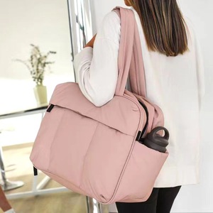 Bolsa de lona acolchada de gran capacidad con compartimento para zapatos con cremallera, asa suave, para viajes, gimnasio y fitness. - Product Image 5