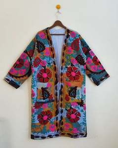Veste florale multicolore d'inspiration vintage, mode ethnique, faite à la main, artisanale, broderie Suzani, aspect velours riche - Product Image 1