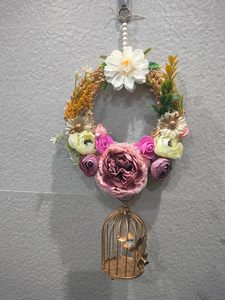 Adorno de Pared Hecho a Mano con Flores Artificiales en Jaula Metálica Decorativa para Decoración del Hogar - Product Image 5