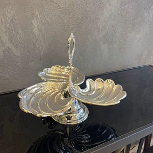 Bol de service à trois compartiments plaqué argent avec poignée centrale, idéal pour la présentation de desserts et de collations sur les buffets de centres de villégiature - Product Image 1