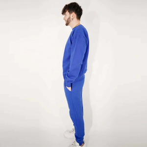 ชุดเซ็ต 2 ชิ้น เสื้อสเวตเชิ้ตผ้าฟลีซเนื้อนุ่มใส่สบายแบบลำลองสไตล์วินเทจสำหรับผู้ชาย พร้อมกางเกงวอร์มสำหรับออกกำลังกาย เหมาะสำหรับฤดูใบไม้ร่วงและฤดูหนาว ใส่ได้ทุกวัน - Product Image 4