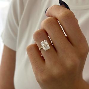 Bague de fiançailles en diamant de laboratoire taille émeraude 4 carats E VVS2, sertie d'une bague en forme de cerf-volant en or 14 carats avec halo caché, certifiée IGI - Product Image 5