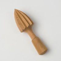 Klassieke houten citroenenpers, handmatige citruspers voor eenvoudige sapextractie zonder knoeien of korrels.