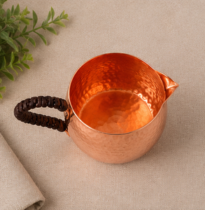 Carafe à crème en cuivre martelé avec poignée perlée foncée, vaisselle vintage pour la salle à manger, carafe de service isolée écologique vintage - Product Image 1