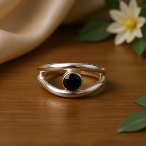 Anillo de Moissanita y Ónix Negro de 4.7 Gramos - Product Image 3