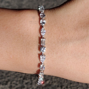 Bracelet Tennis en Or Massif 18K avec Diamants de Laboratoire Mixtes (Émeraude, Poire, Rond, Marquise, DEF, VVS, VS) de 6,5 pouces - Product Image 1