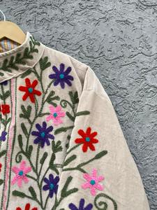 Veste Femme Beige en Velours et Coton Brodé, Faite Main, Motifs Floraux Bohèmes Ethniques, Col Montant, Hiver Automne, Style Boutique, Vente en Gros - Product Image 3