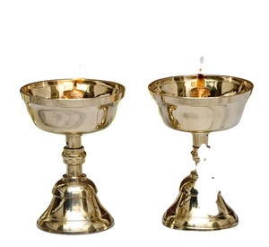 Elegante Lámpara de Aceite de Latón con Motivo Tradicional en la Parte Posterior, Soporte para Múltiples Diyas para Sala de Puja, Decoración de Templos e Iluminación Festiva - Product Image 5