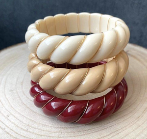 Brazalete de Resina Hecho a Mano con Diseño de Hojas Doradas - Brazalete Elegante y Lujoso en Varios Colores, Tamaño Personalizado para Bodas - Product Image 3